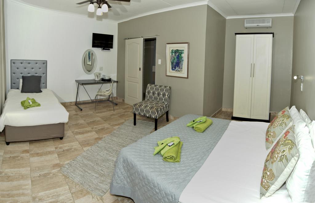 Out Of Africa Guesthouse โอชิวารองโก ภายนอก รูปภาพ