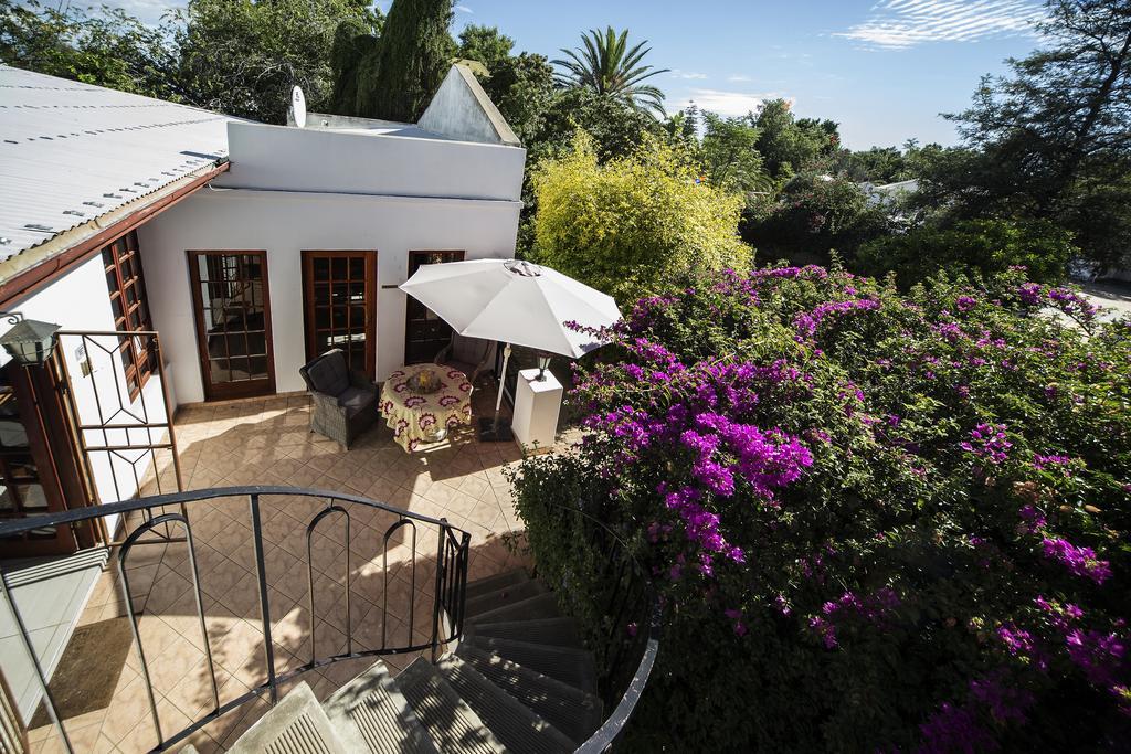 Out Of Africa Guesthouse โอชิวารองโก ภายนอก รูปภาพ