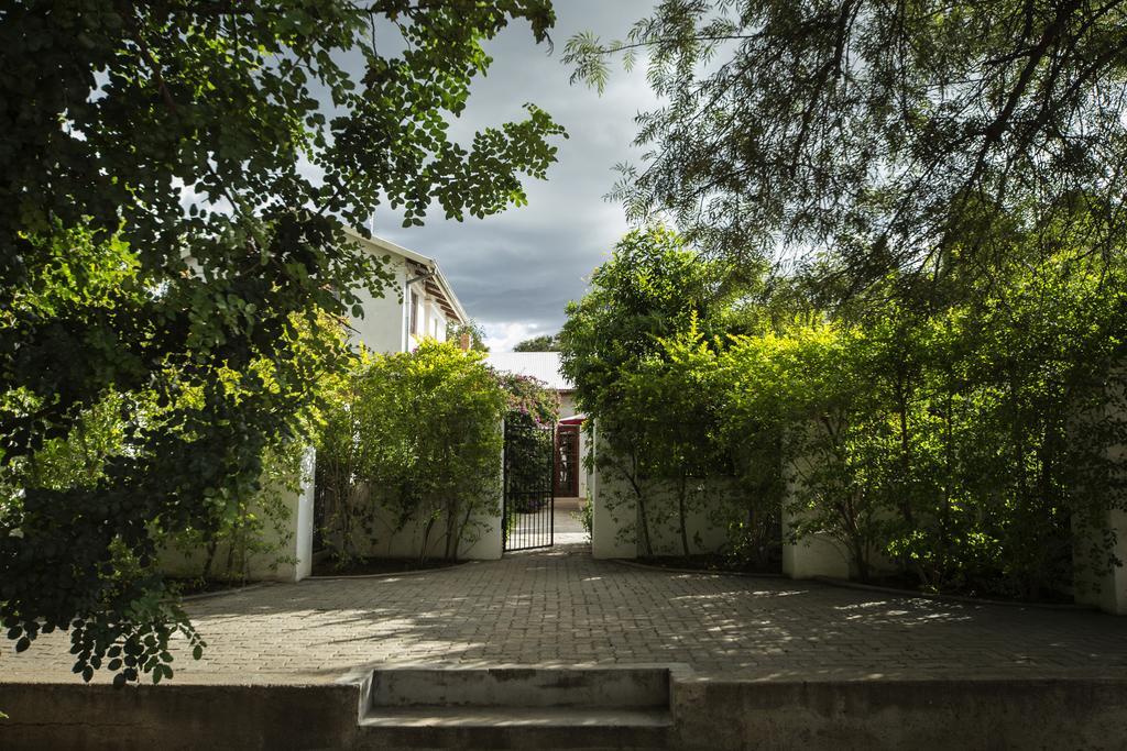 Out Of Africa Guesthouse โอชิวารองโก ภายนอก รูปภาพ