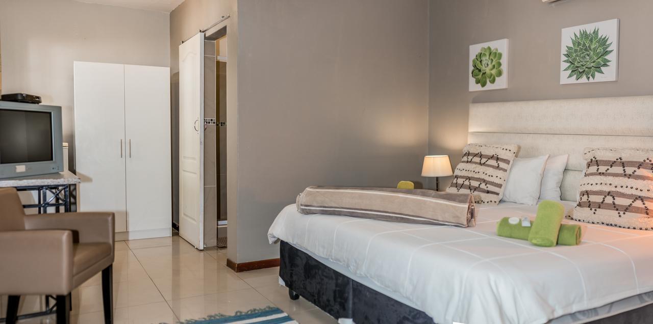 Out Of Africa Guesthouse โอชิวารองโก ภายนอก รูปภาพ