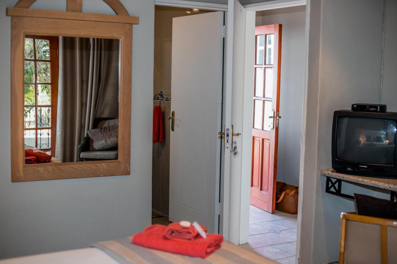 Out Of Africa Guesthouse โอชิวารองโก ภายนอก รูปภาพ